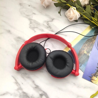 Wired over-ear headphones folded to 18x15x7cm with adjustable headband and 3.5mm plug