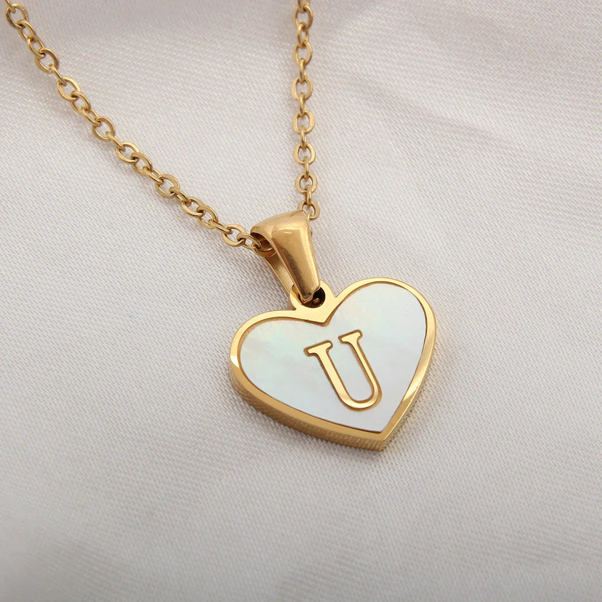 Personalized heart-shaped white shell necklace with adjustable clavicle chain, a stylish and versatile jewelry piece for women
