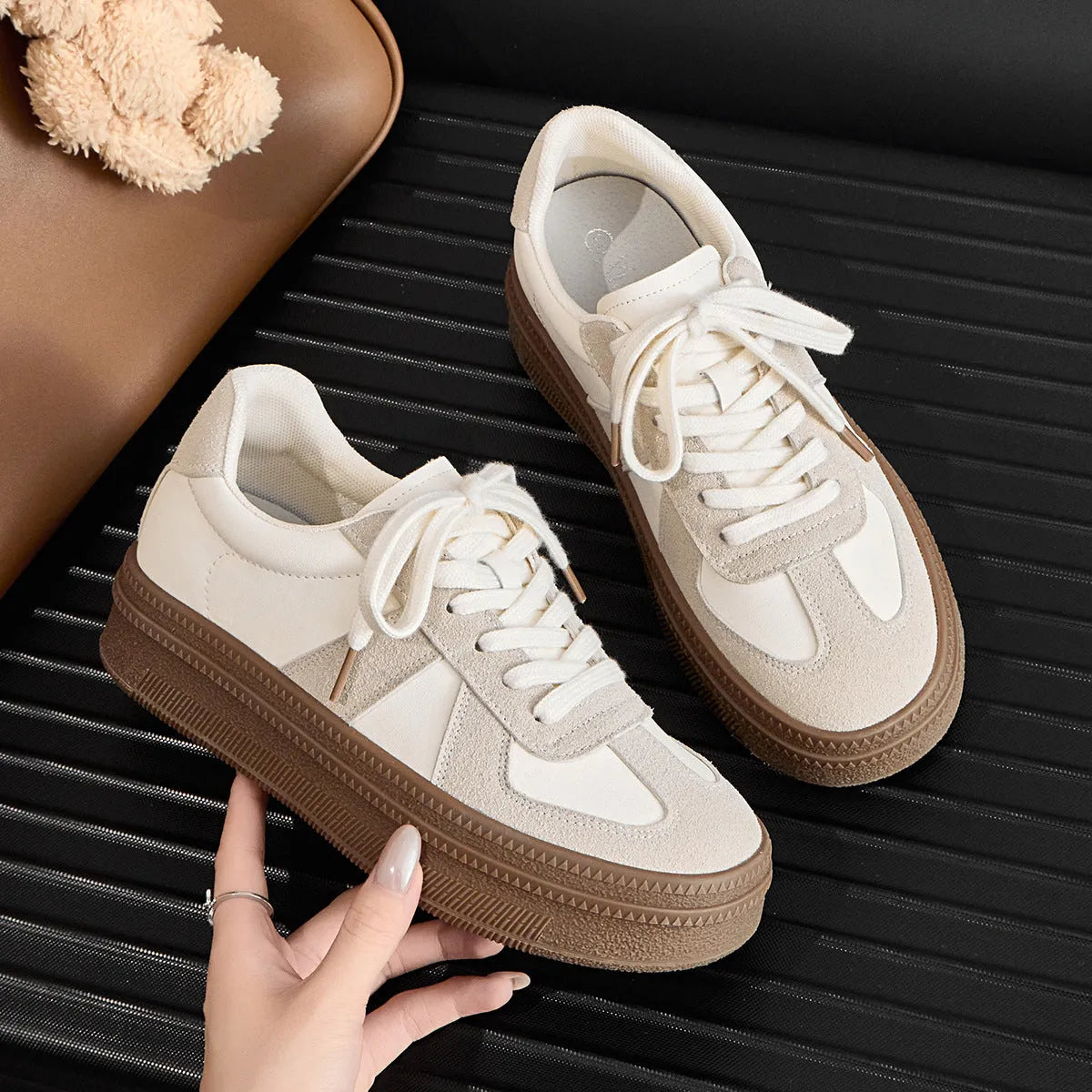 Retro round toe sports board shoes with cross shoulder straps in matte finish