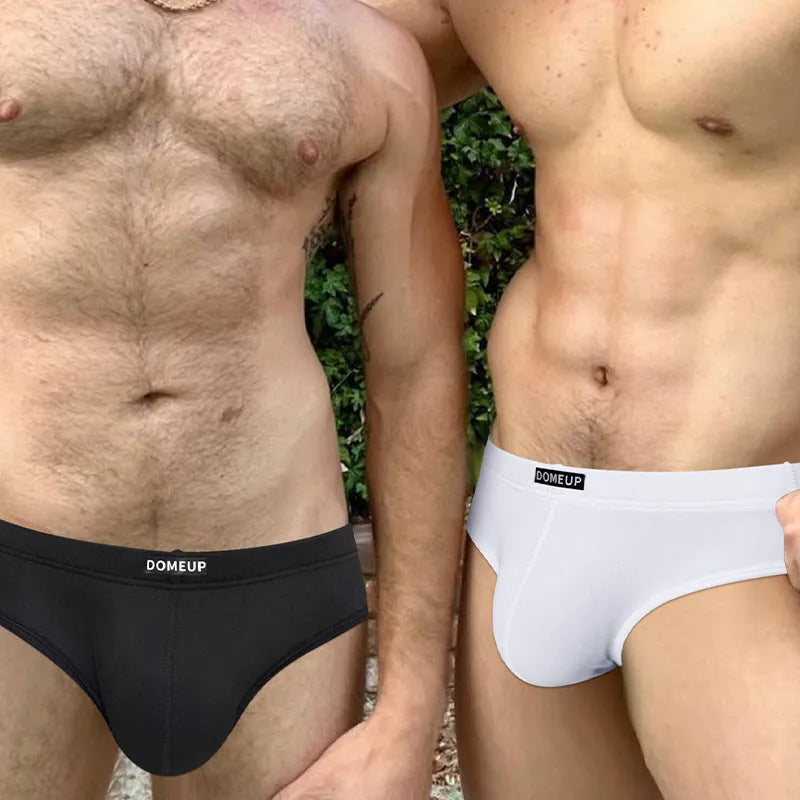 Men's low waist briefs in solid colour with seamless construction and hip-lifting design