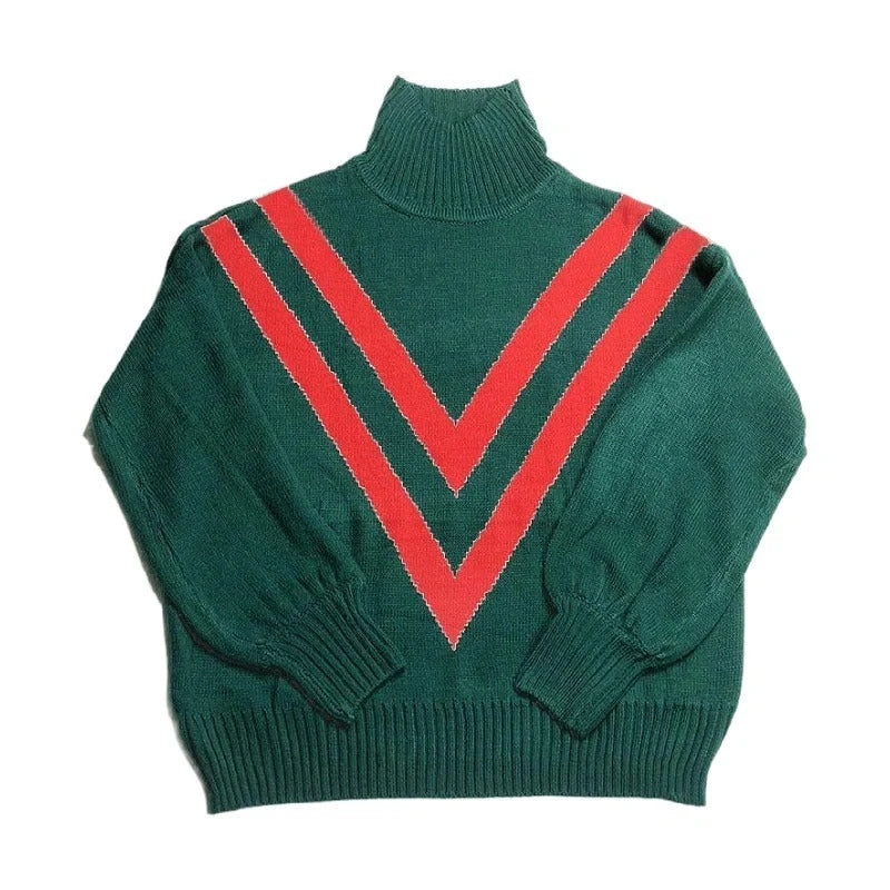 Elegant turtleneck sweater in green, featuring a high collar, long sleeves, and a loose, retro-inspired silhouette for timeless British style and comfort.