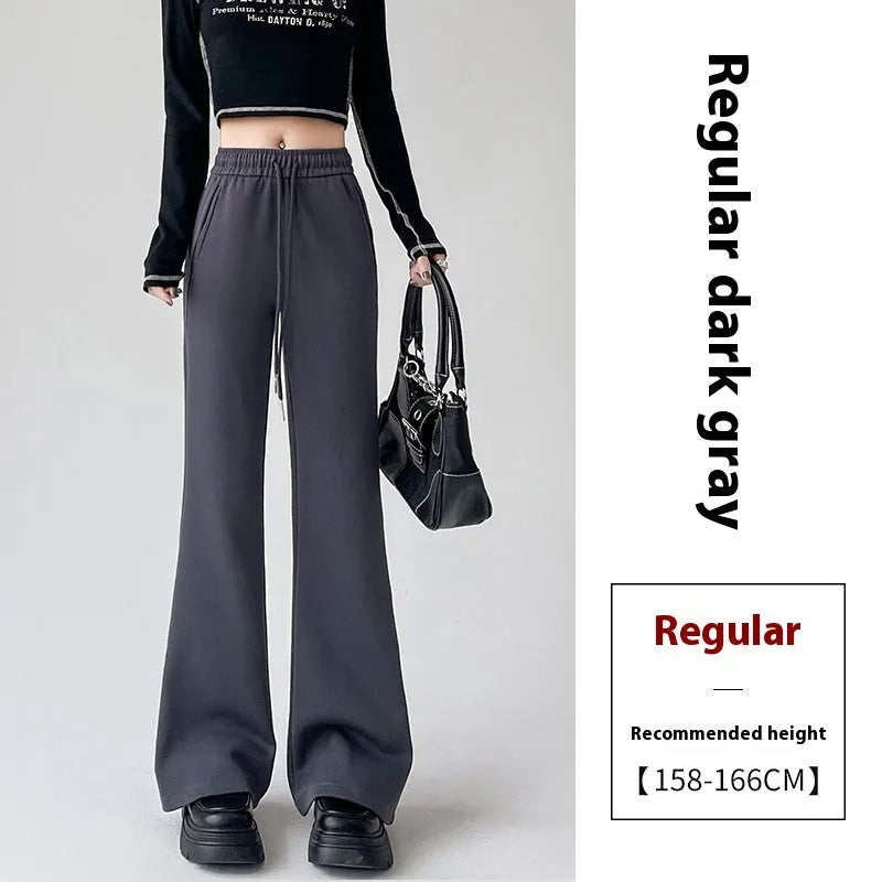 Women's high waist bootcut sports pants in black cotton with fleece lining and micro elasticity, slightly flared leg.