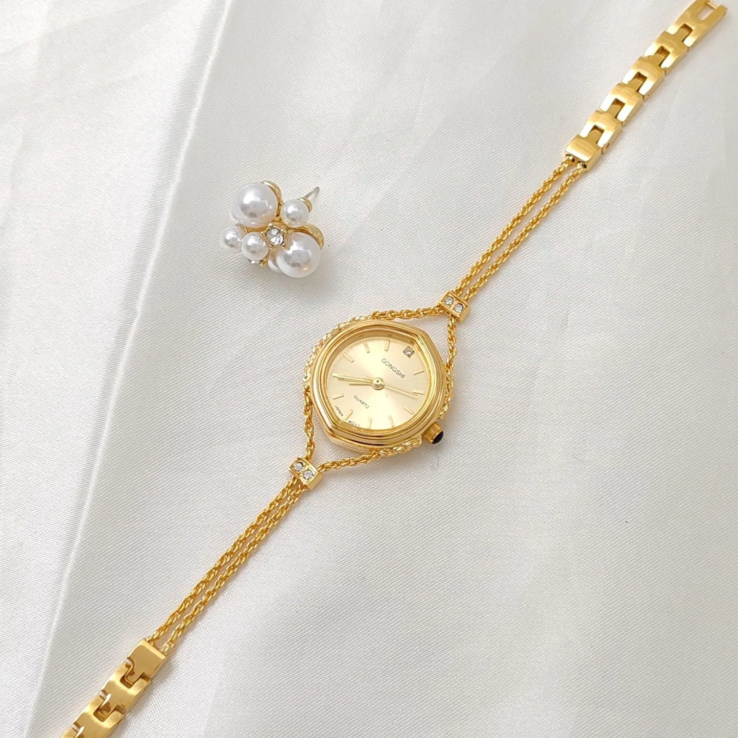 Women's quartz watch with 25mm dial, mineral glass mirror, and chain strap in gold or silver colour