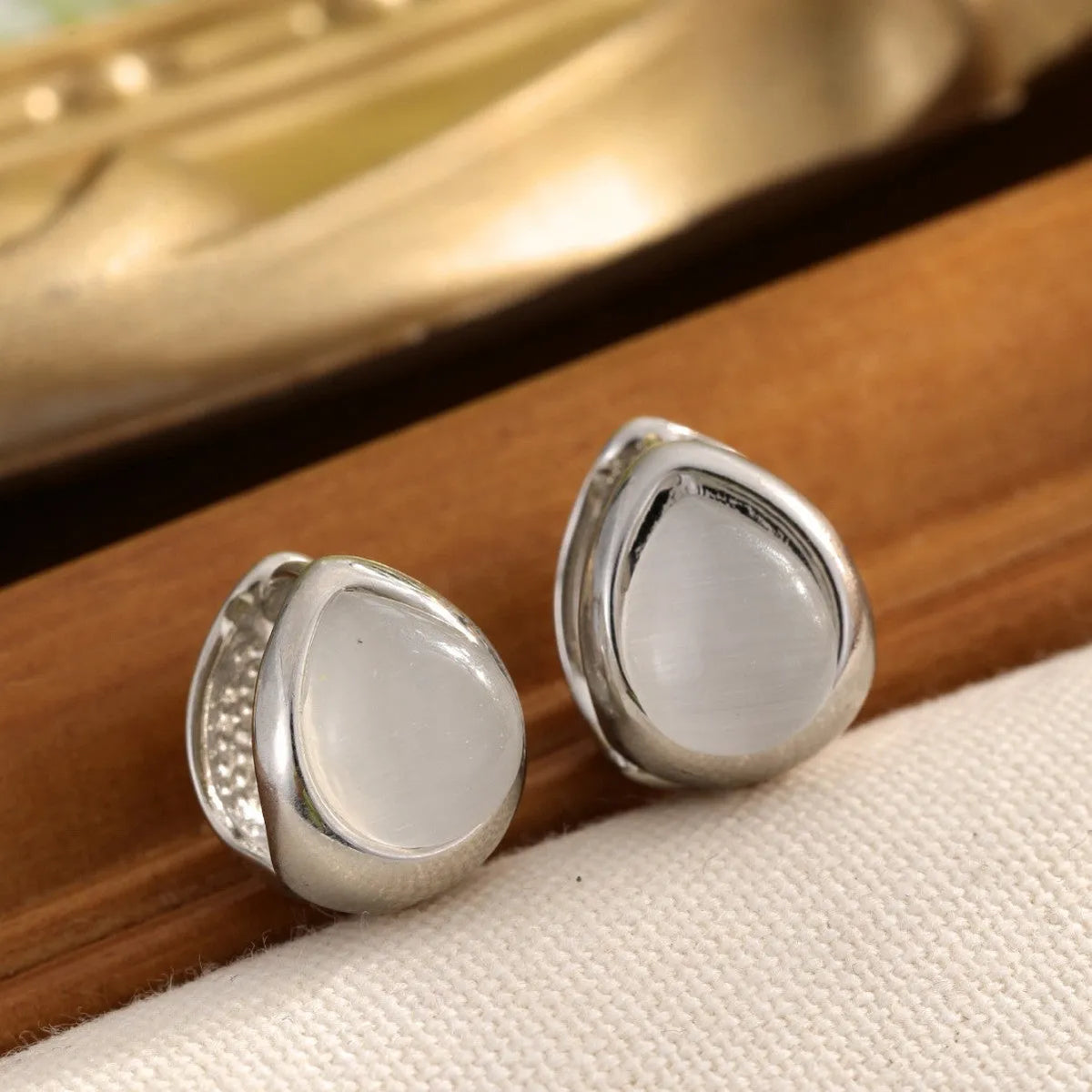 Cat's eye stone water drip ear buckle earrings in gold or silver colour, retro niche design for women.