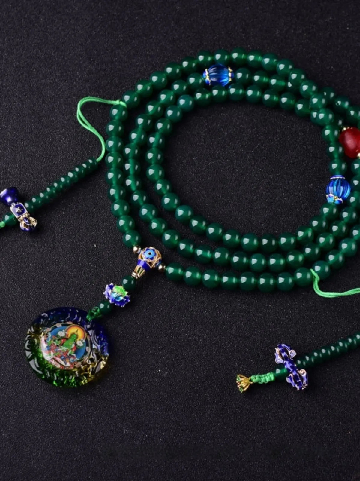 Green agate multi-circle bracelet with 108 beads and a pendant, showing Buddha beads or Thangka style options.