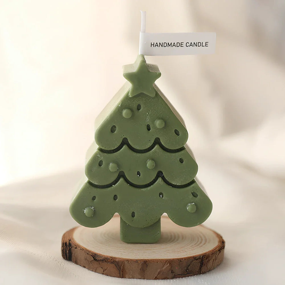Christmas tree-shaped candle in silicone mold with soy wax and cotton wick measuring 4.5x4.5x10cm