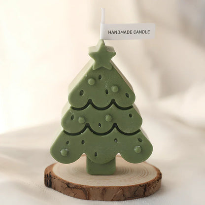 Christmas tree-shaped candle in silicone mold with soy wax and cotton wick measuring 4.5x4.5x10cm
