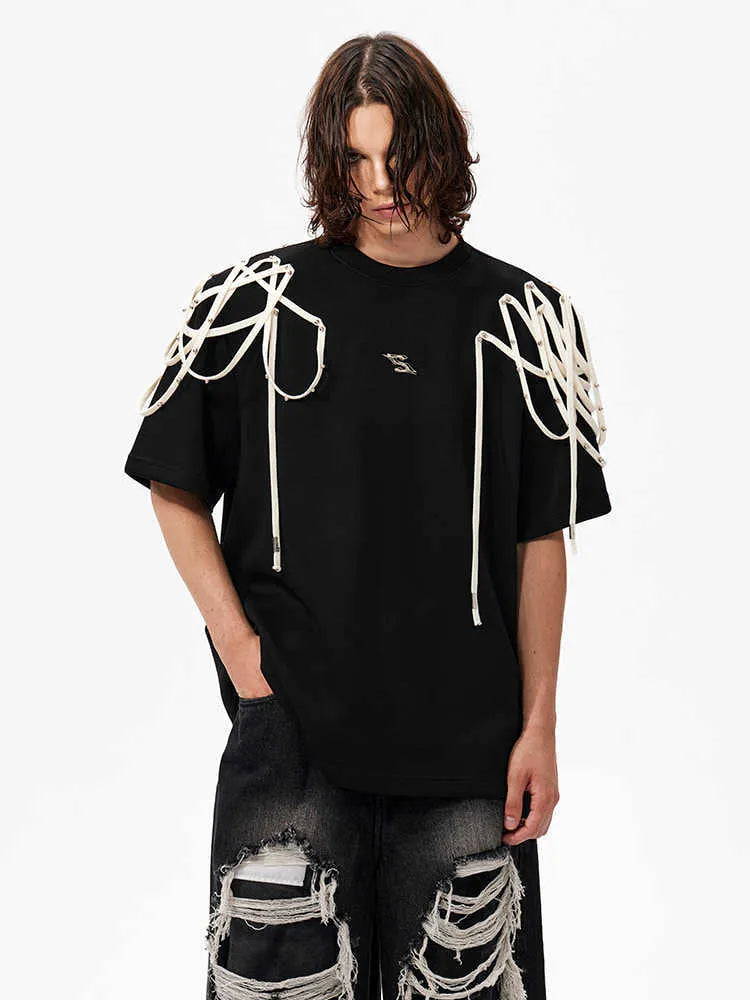 Rivet ribbon padded shoulder short-sleeved T-shirt in a loose fit, available in black and sizes S, M, L, XL, featuring a round neck collar and regular sleeve construction for a common length style, with sizing guidance for Asian fit