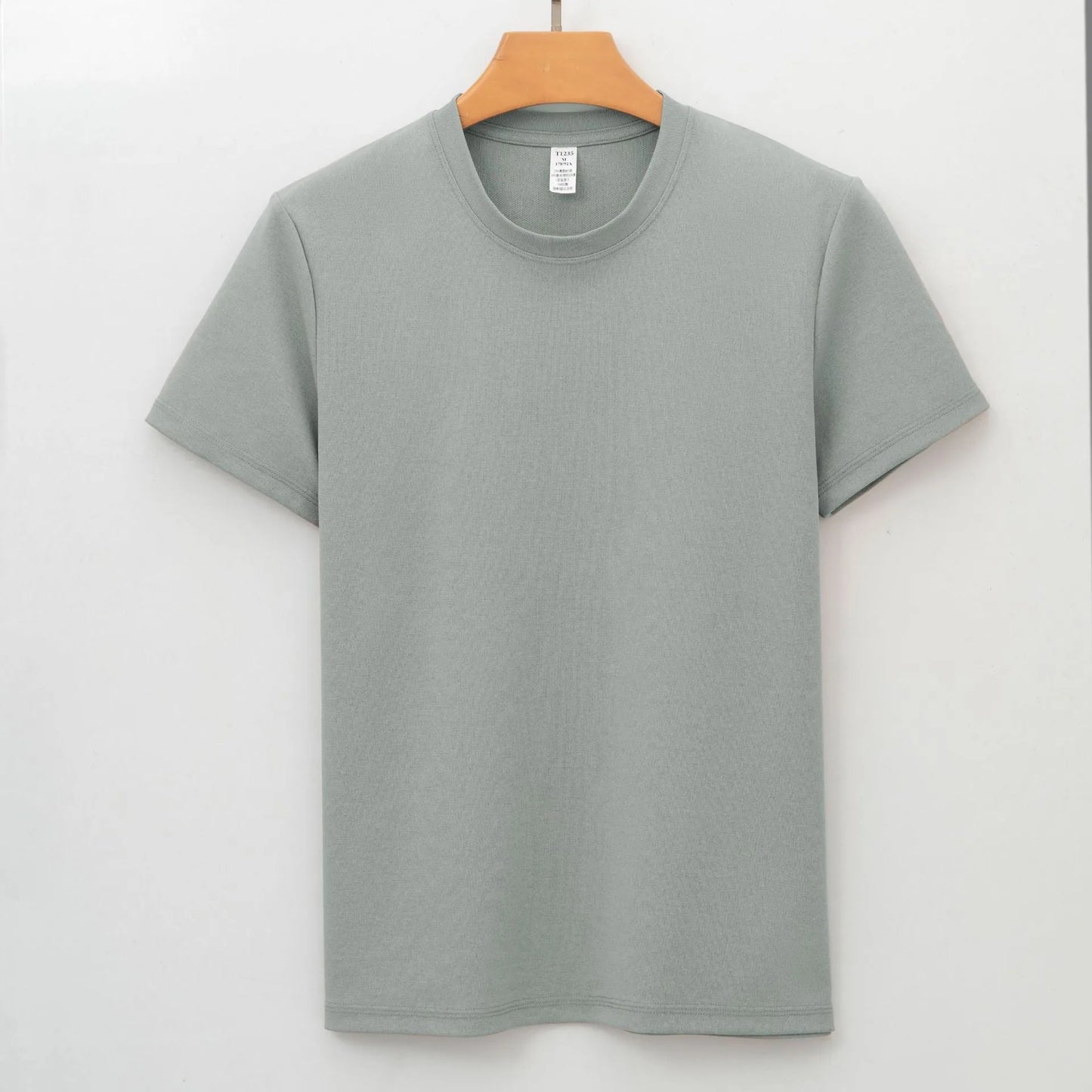 Short sleeves solid colour T-shirt with straight cut and non-iron fabric.