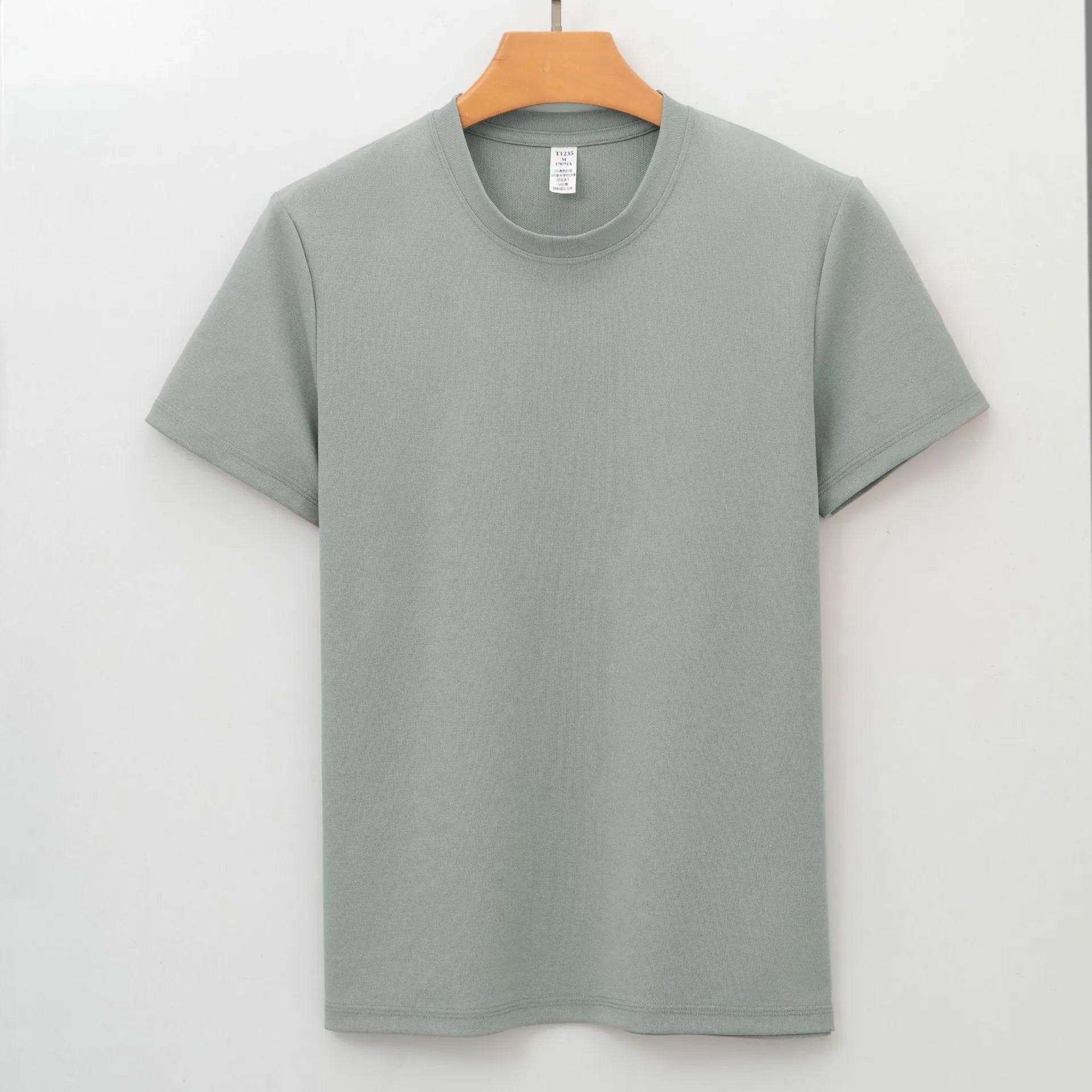 Short sleeves solid colour T-shirt with straight cut and non-iron fabric.