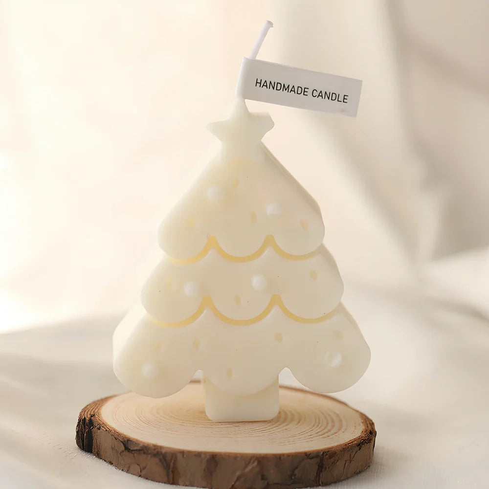 Christmas tree-shaped candle in silicone mold with soy wax and cotton wick measuring 4.5x4.5x10cm
