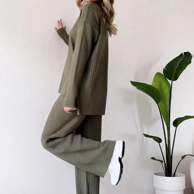 Stylish women's turtleneck knitted suit with loose split design in white, black, and green