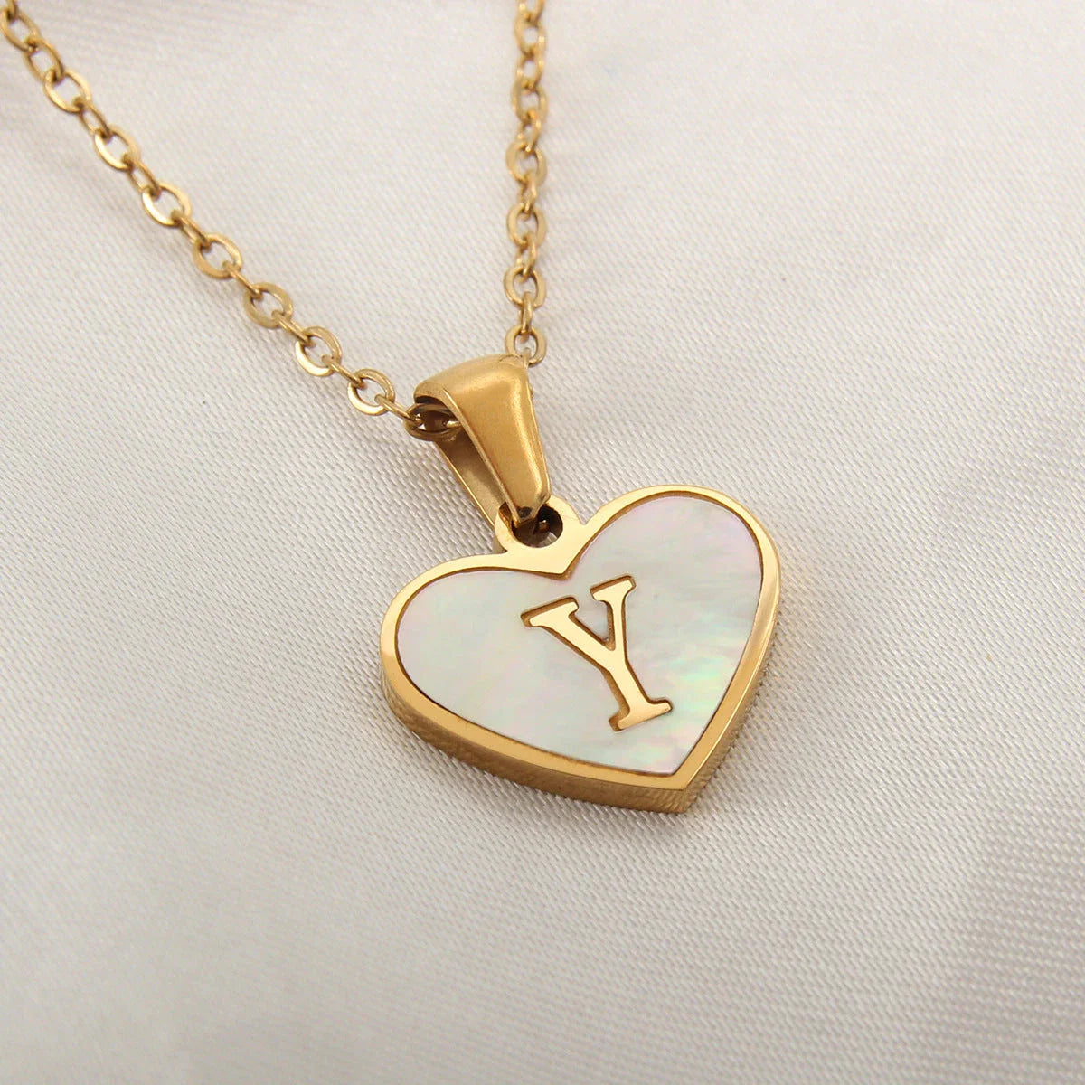 Personalized heart-shaped white shell necklace with adjustable clavicle chain, a stylish and versatile jewelry piece for women