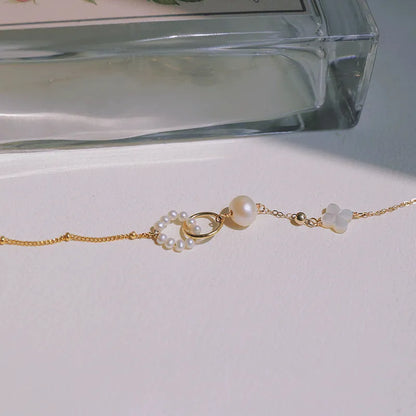 Gold-plated women's bracelet with natural pearls and a clasp fastening