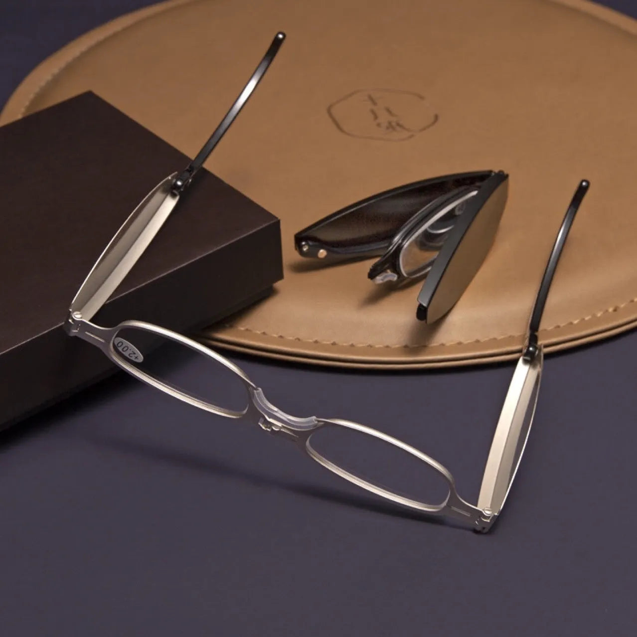 Black folding presbyopic glasses for men in a retro style with ring detailing.