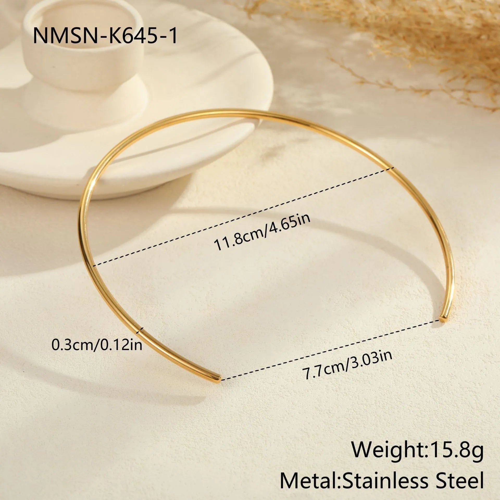 Geometric stainless steel necklace with adjustable chain and 18K gold plating