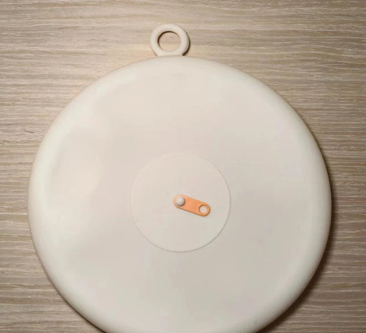 Three-piece silicone seals: 18cm beige large, 10cm green medium, 6.5cm yellow small for airtight round kitchen containers