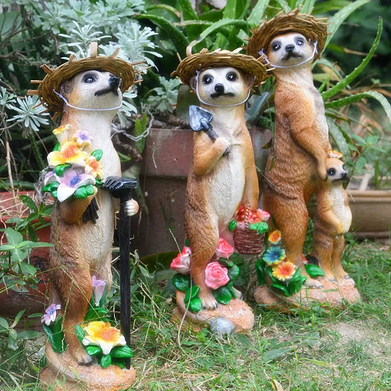 Hand-painted straw hat mongoose ornament in resin for garden decoration, measuring 8-10cm tall