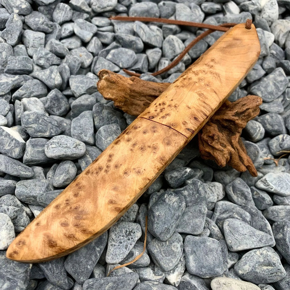 Outdoor Damascus pattern steel short knife with Thuja wood handle measuring 18cm