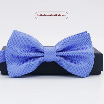 A solid colour pre-tied bow tie with an adjustable neck strap, shown in a classic flat head shape.