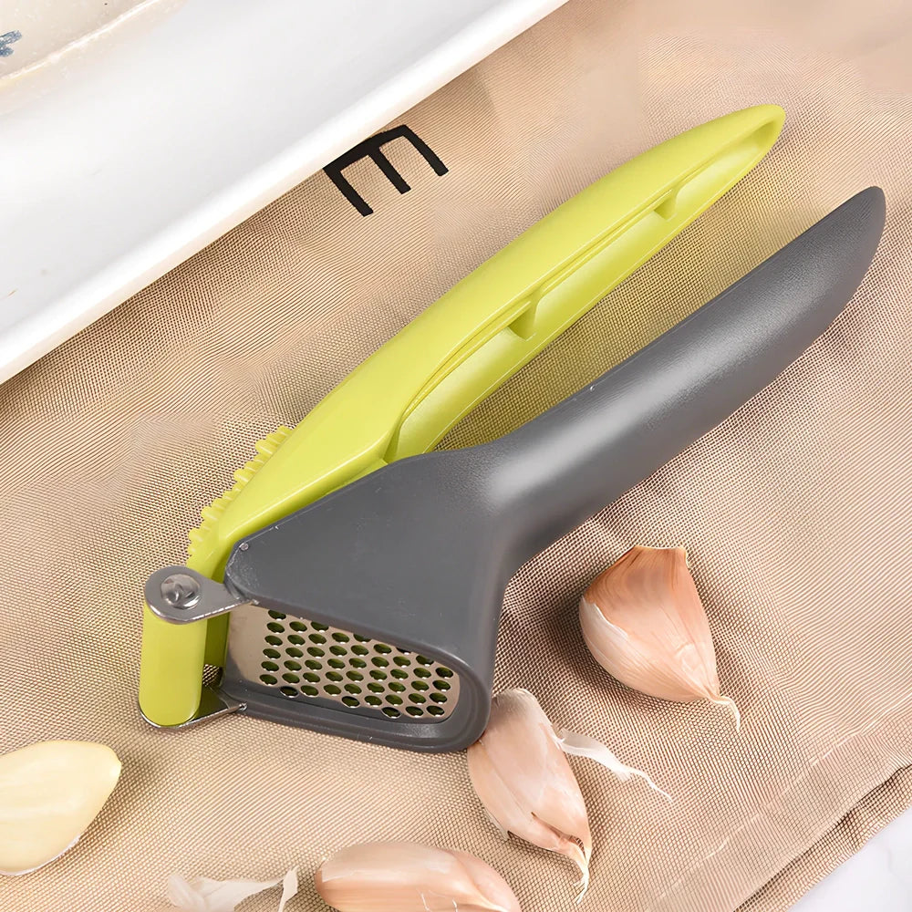 Plastic garlic masher with 4 stainless steel pressing chambers and plastic handle