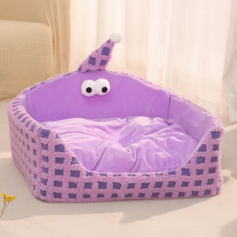 Triangular pet sleeping nest with removable cover in green, purple or yellow colours for cats