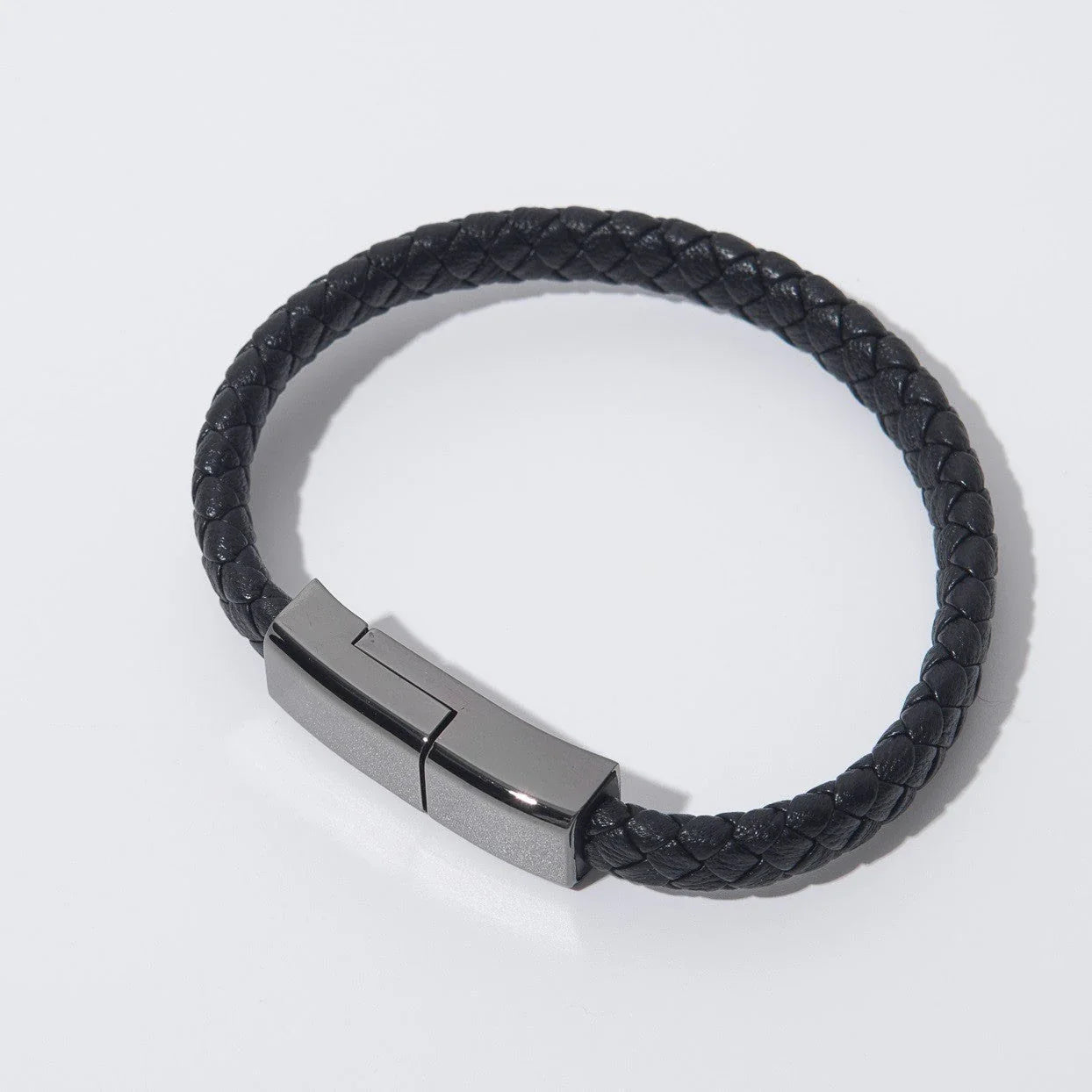 Stylish leather bracelet with built-in charging cable for smartphones and USB-C devices