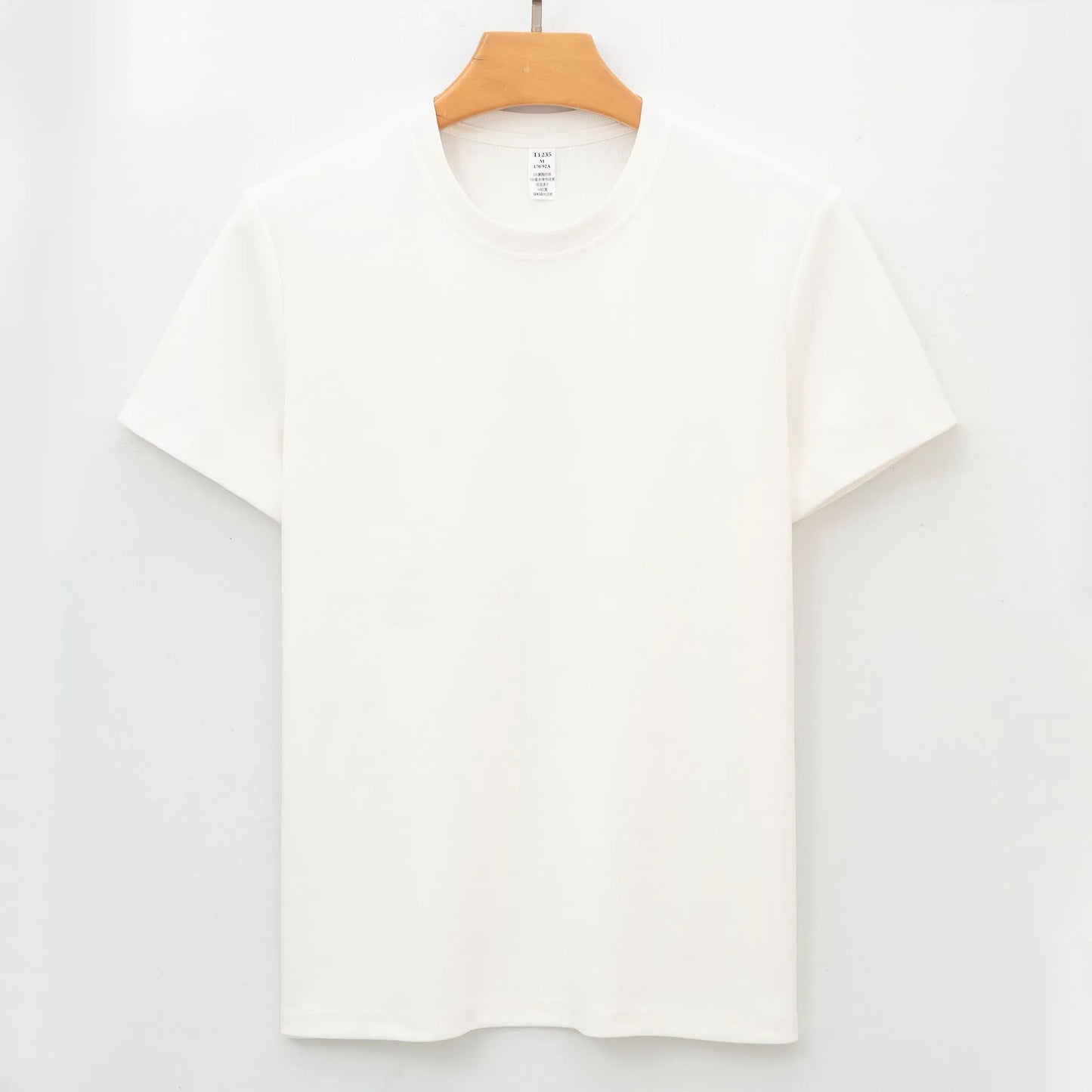 Short sleeves solid colour T-shirt with straight cut and non-iron fabric.