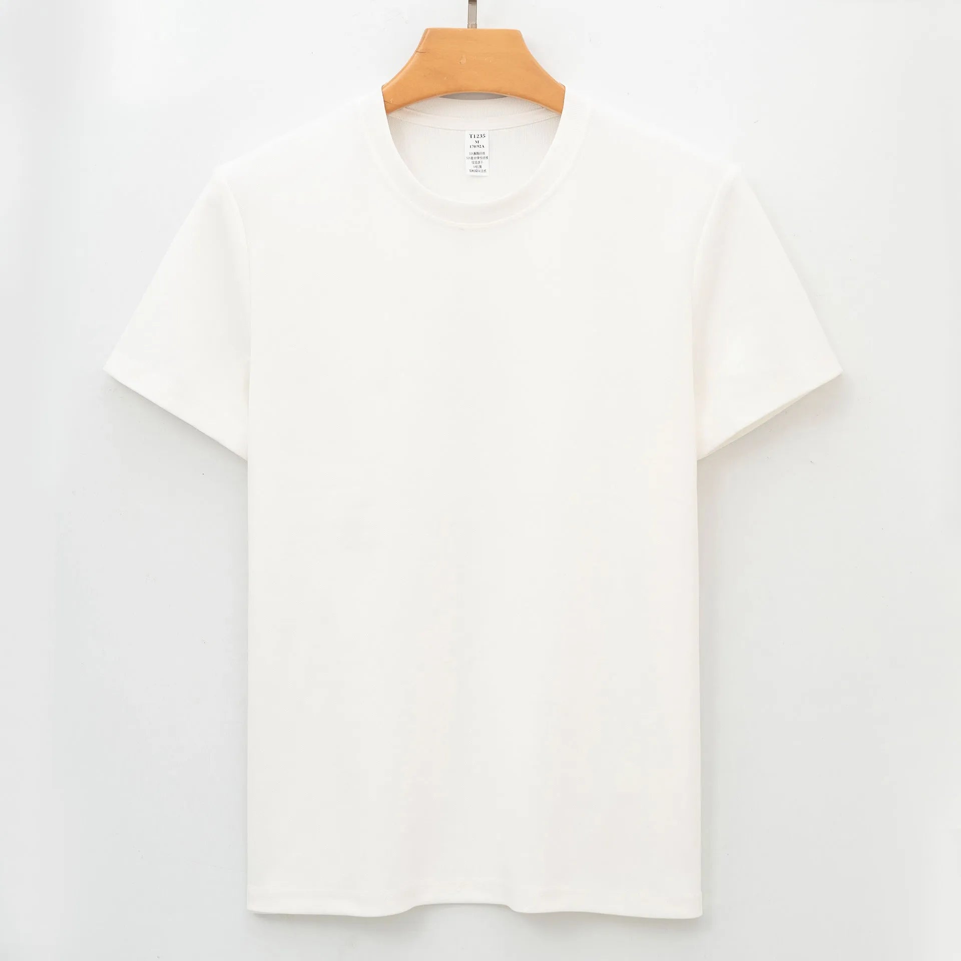 Short sleeves solid colour T-shirt with straight cut and non-iron fabric.
