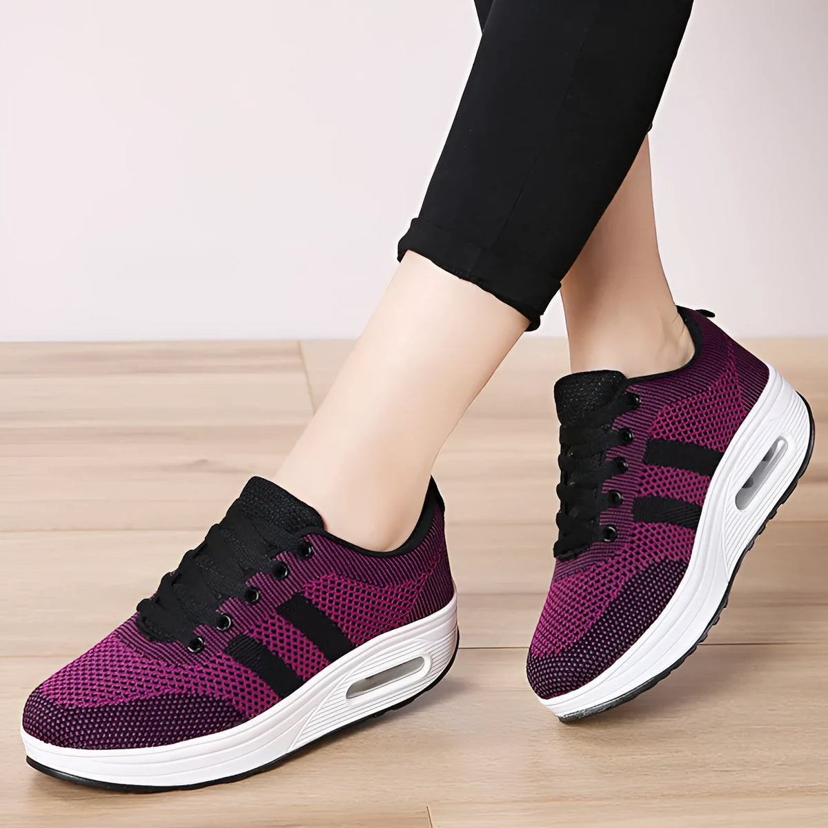 Women's solid colour platform casual shoes in flyknit with a vulcanised sole and T-shaped ribbon detail.
