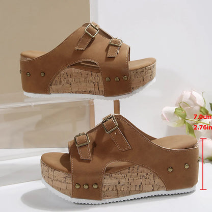 Women's platform muffin beach sandals in black, showcasing scaffold fish mouth design and PU upper.