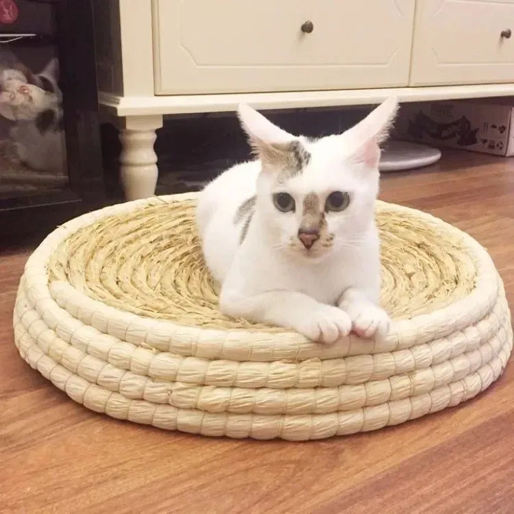 Straw woven bowl-shaped cat bed and scratching board made from straw and corn husk, hand-woven pet nest in five sizes.