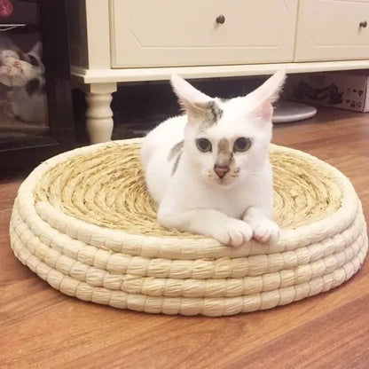 Straw woven bowl-shaped cat bed and scratching board made from straw and corn husk, hand-woven pet nest in five sizes.