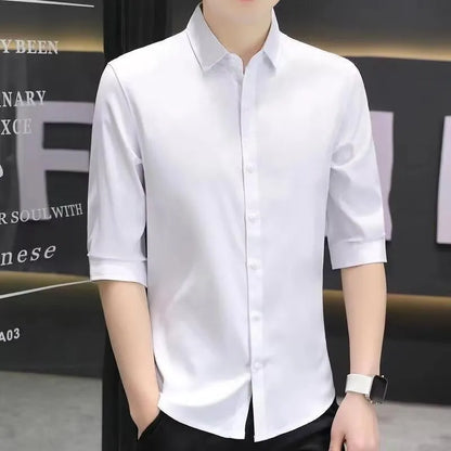 Man wearing a light blue linen-silk blend half-sleeve shirt with 3/4 sleeves in a loose slim-fit.