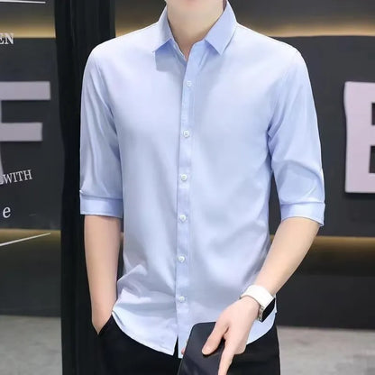 Man wearing a light blue linen-silk blend half-sleeve shirt with 3/4 sleeves in a loose slim-fit.
