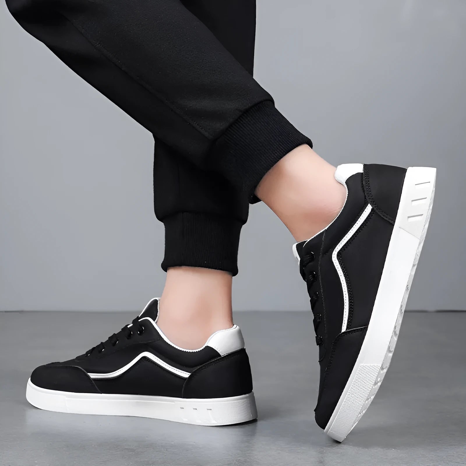 Korean trendy wild sneakers in black and white, low-top design with mesh lining and rubber sole.