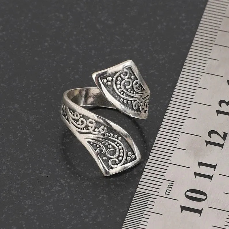 Adjustable opening silver alloy ring with retro minimalist design for women