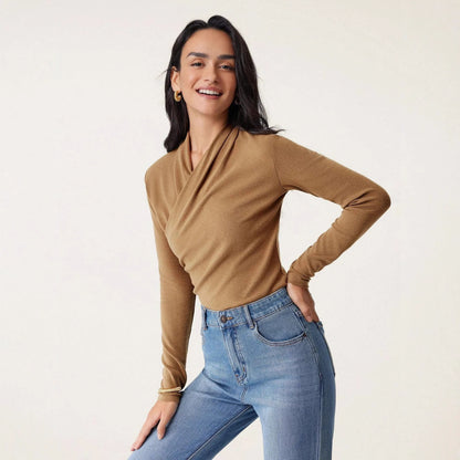Camel-coloured slim fit women's pullover sweater with long sleeves