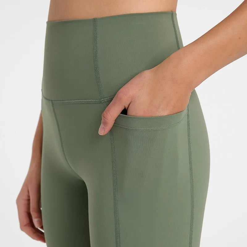 Women's tight-fitting cotton blend sports shorts in black, showing super stretch function and fifth pants length.