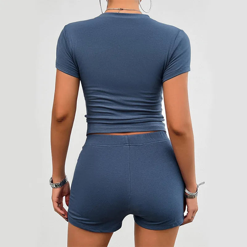 Women's solid colour slim fit sports set with short sleeve t-shirt and elastic waist shorts