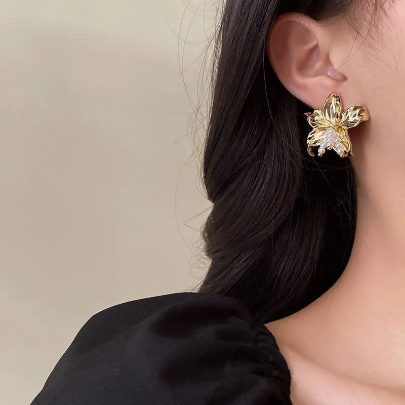 Gold H1795 metal earrings with exaggerated flower shape design and pearl elements for women