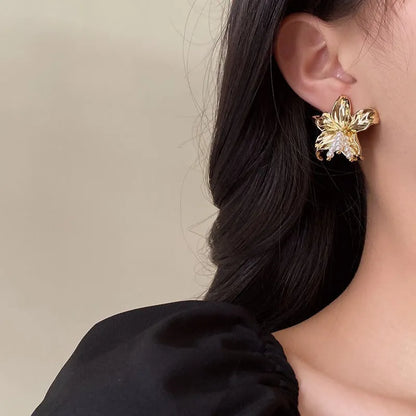 Gold H1795 metal earrings with exaggerated flower shape design and pearl elements for women