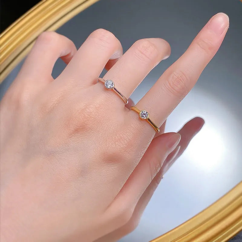Minimalist crown-shaped silver ring in Korean style with linear design, shown in gold or platinum finish.
