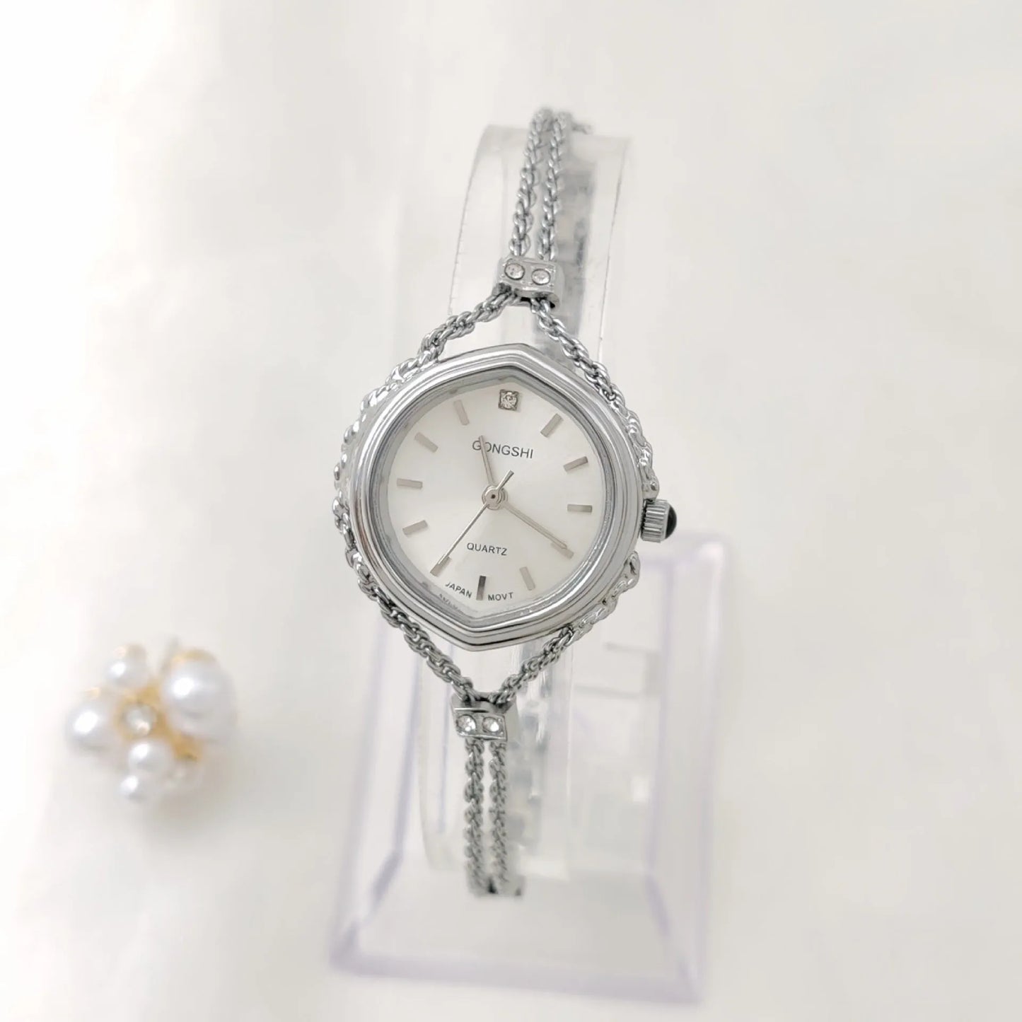 Women's quartz watch with 25mm dial, mineral glass mirror, and chain strap in gold or silver colour