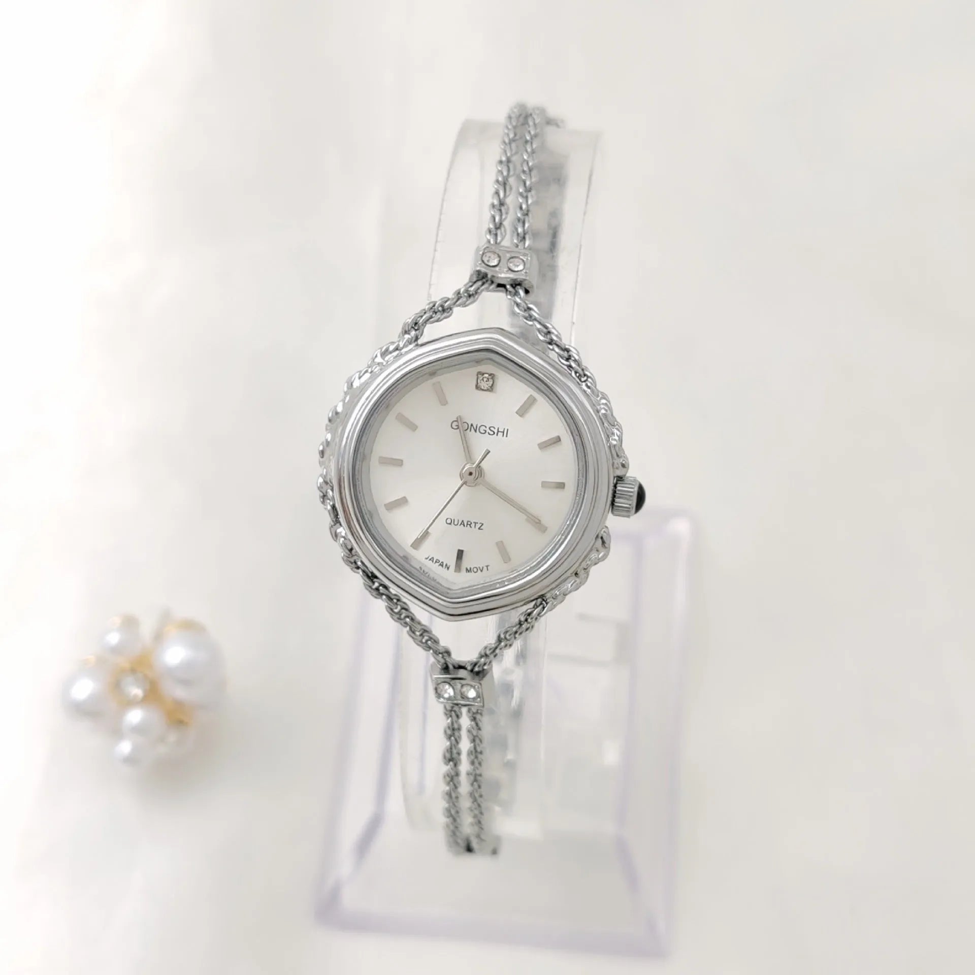 Women's quartz watch with 25mm dial, mineral glass mirror, and chain strap in gold or silver colour