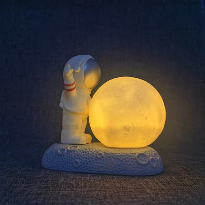 Astronaut-shaped night lamp with colour-changing LED and detachable design