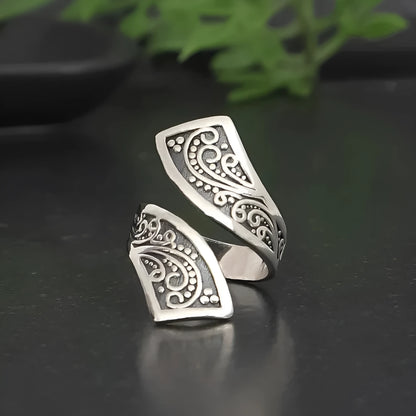 Adjustable opening silver alloy ring with retro minimalist design for women