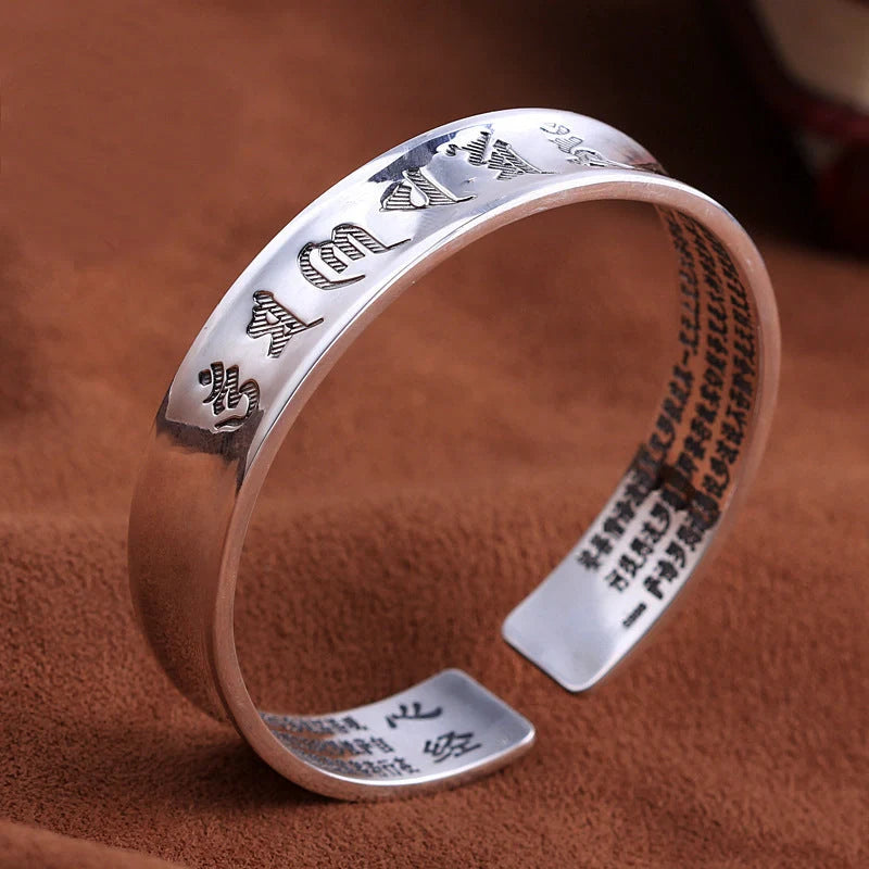 Silver-plated bracelet with engraved inspirational words, vintage-inspired design, elegant and sophisticated accessory