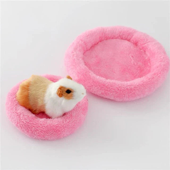 Luxurious plush bed for hamsters in camel and pink colours, with round shape and available in small and large sizes
