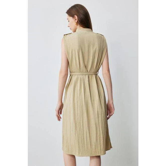 Elegant sleeveless midi dress with V-neck and pockets, made with breathable viscose fabric for a comfortable and stylish summer look.